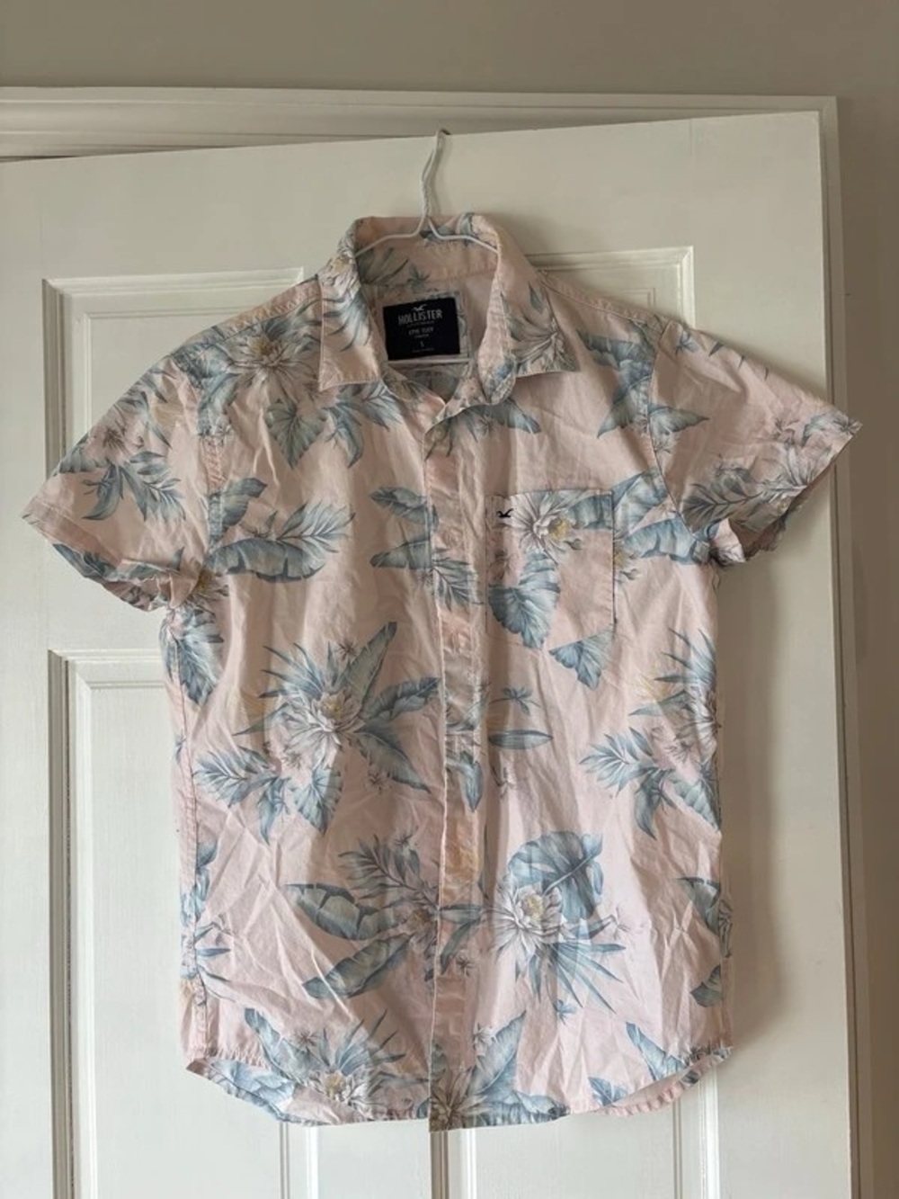 Hollister Men's Light Pink Floral Short-Sleeve Button-Down Shirt